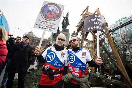 Demonstranti s transparenty proti zákazu zbraní na Václavském námstí.