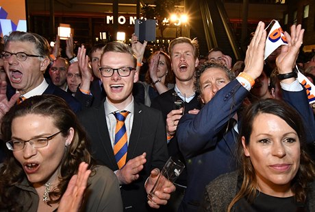 astní stoupenci Mark Rutteho tleskají nov zvolenému premiérovi.