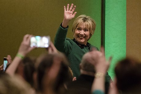 Hillary Clinton mává pi píchodu k pednesu projevu v jejím rodném mst,...