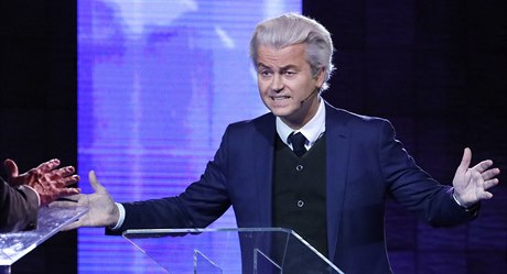 Pravicový populista Geert Wilders pi televizní debat s hlavním soupeem...