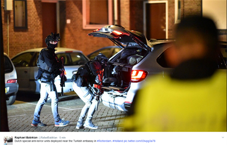Nizozemské speciální policejní jednotky zadrely tureckou ministryni.