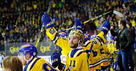 Hokejisté Storhamaru se radují z výhry v historicky nejdelším zápase.