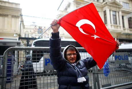 Na nizozemském konzulátu Turci vymnili v Istanbulu vlajku Nizozemska za...