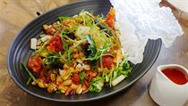 Vietnamský kuřecí salát s lotosovým kořenem, kustovnicí, chilli dresinkem a...