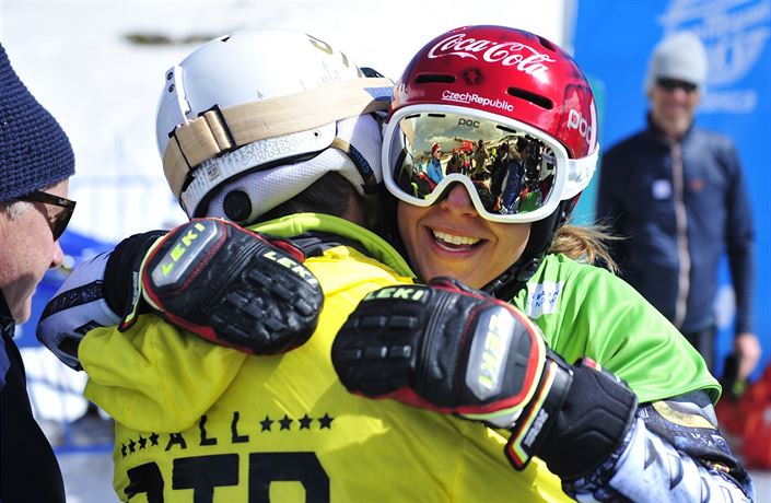 Ester Ledecká v objetí se svým otcem Jankem Ledeckým.