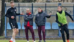 Nový trenér fotbalist Sparty Petr Rada (druhý zleva) absolvoval s týmem 14....