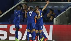 Fotbalisté Leicesteru slaví gól proti Seville
