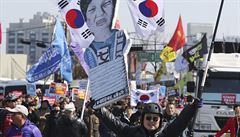 Po pádu z policejního autobusu zahynul asi 70letý mu, který utrpl zranní...