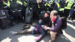 Lidé se starají o enu, která pi pochodu za podporu prezidentky Pak Kun-hje...