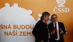 Ministr Lubomír Zaorálek spolu s europoslancem Janem Kellerem na sjezdu SSD.