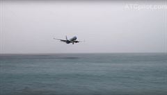 Snímek boeingu těsně nad mořem vyvolal rozruch mezi piloty