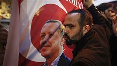 Turecký protestující líbá Erdogana.
