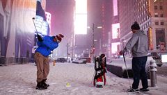 Dva mui hrající golf s tenisovým míkem na Times Square.