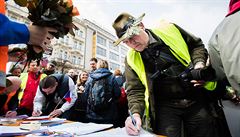 Úastníci demonstrace podepisují petici proti omezování zbraní.