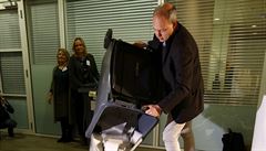 Vyprazdování volební urny ve volební místnosti v Haagu