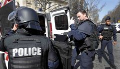 Zasahující francouzská policie. | na serveru Lidovky.cz | aktuální zprávy