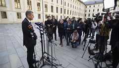 Ministr financí Andrej Babi hovoí s novinái po jednání s prezidentem Miloem...