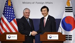 Rex Tillerson a jihokorejský ministr zahraniních vcí Yun Byung-se v na...