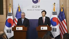 Rex Tillerson a jihokorejský ministr zahraniních vcí Yun Byung-se v na...