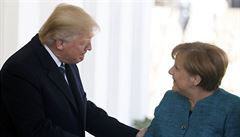 Trump i Merkelová mli pi setkání dobrou náladu.