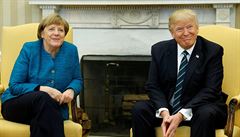 Merkelová a Trump rozdávali úsmvy pro fotografy.