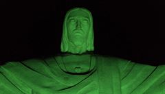 Osvícená socha Krista Spasitele v brazilském Riu de Janeiru.