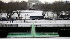 Zelená voda ve fontán ped Jeffersonovým památníkem ve Washingtonu na poest...