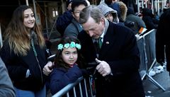 Irský premiér Enda Kenny se zdraví s fanynkou v New Yorku.