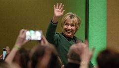 Hillary Clinton mává při příchodu k přednesu projevu v jejím rodném městě,...