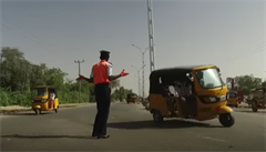 Policista využívá taneční kroky Michaela Jacksona k řízení provozu v Nigérii