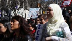 'Zákaz muslimů' kritizuje pět států USA. Trump věří, že by proti nim u soudu uspěl