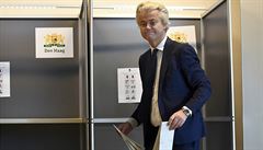 Šéf nizozemské pravicové strany PVV Geert Wilders u volební urny.