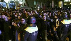Policie obkliuje turecké demonstranty v Rotterdamu.