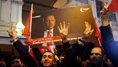 Ped konzulátem v Rotterdamu protestovali píznivci tureckého prezidenta...