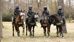 Policisté na koních ekají na píchod fanouk Baníku Ostrava.