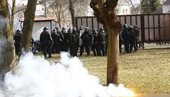 Dav fanouk Baníku Ostrava se pokusil vylomit bránu od opavského stadionu.