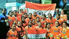 Indický národní tým hokejistek po jejich historicky prvním vyhraném zápase.