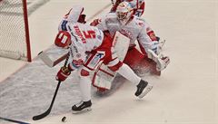 T�inecký branká� �imon Hrubec a obránce Luká� Krají�ek.