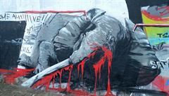 Zakrvcen sloni v Praze. Neobvykl graffiti m upozornit na barbarstv pytlk
