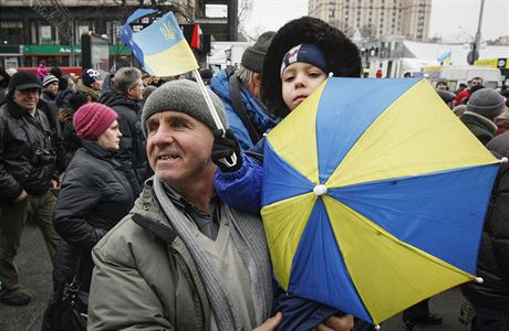 Lidé na vzpomínkové akci, kdy si pipomínali rok od Majdanu