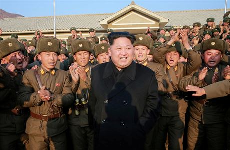 Kim ong-Un a pslunci severokorejsk armdy oslavuj test jadern rakety