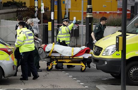 Pevoz zranných civilist po útoku u Westminsterského paláce do nejblií nemocnice.