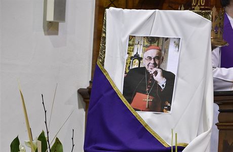 Na fotografii je zesnulý kardinál Vlk, který zemřel 18. března ve věku 84 let.