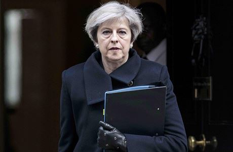 Britská premiérka Theresa Mayová oputí Downing Street, aby vystoupila s...