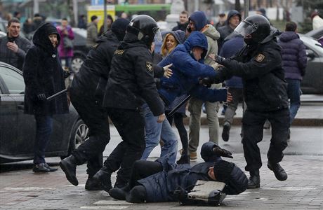 Policie zasahuje proti protestujícím v Minsku
