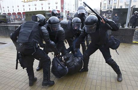Policie zasahuje proti protestujcm v Minsku
