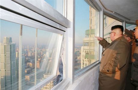 Kim ong Un se pi pohledu z mrakodrapu opel o stnu.