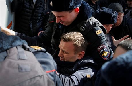 Policie zatýká vdce opozice Alexeje Navalného bhem demonstrace proti korupci.