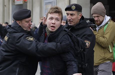 Zadren bloruskho novine polici bhem protestu 26. bezna