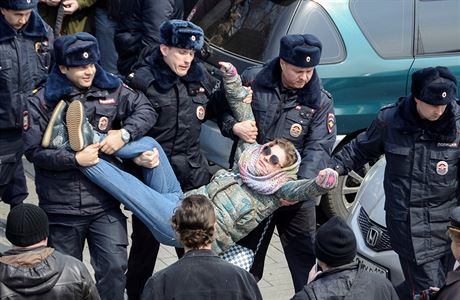 Policie zatk enu bhem protest ve Vladivostoku.
